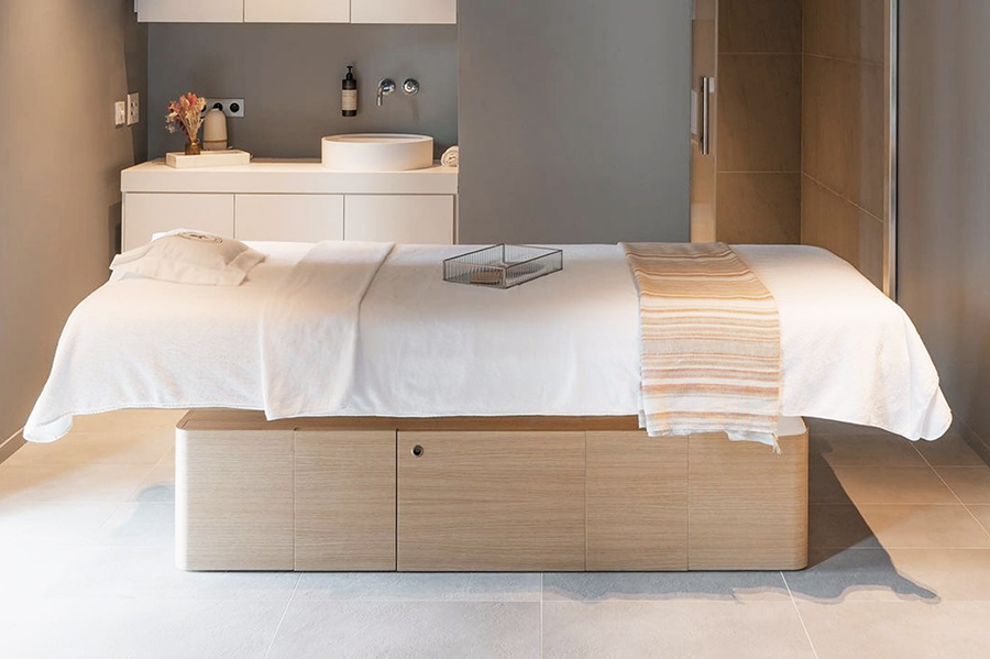 code-massage-bed-hotel-spa-domaine-de-la-reine-margot-france-uk