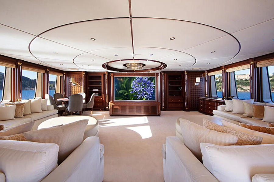 Amoa Superyacht ha elegido la camilla de masaje profesional C.O.D.E. en una versión personalizada a medida, fruto del Atelier C.O.D.E.