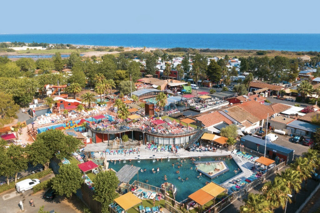 Camping Les Sablons est un hôtel de luxe, dont le spa est mis en valeur par les élégants lits de massage CODE