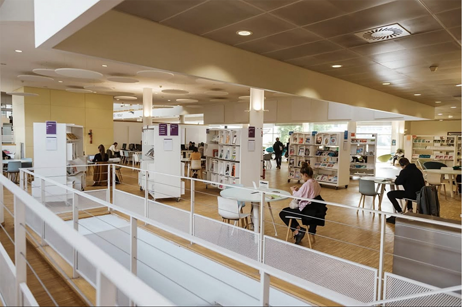 La Paris 8 University Library ha elegido la chaise longue Dune para sus espacios de relax.