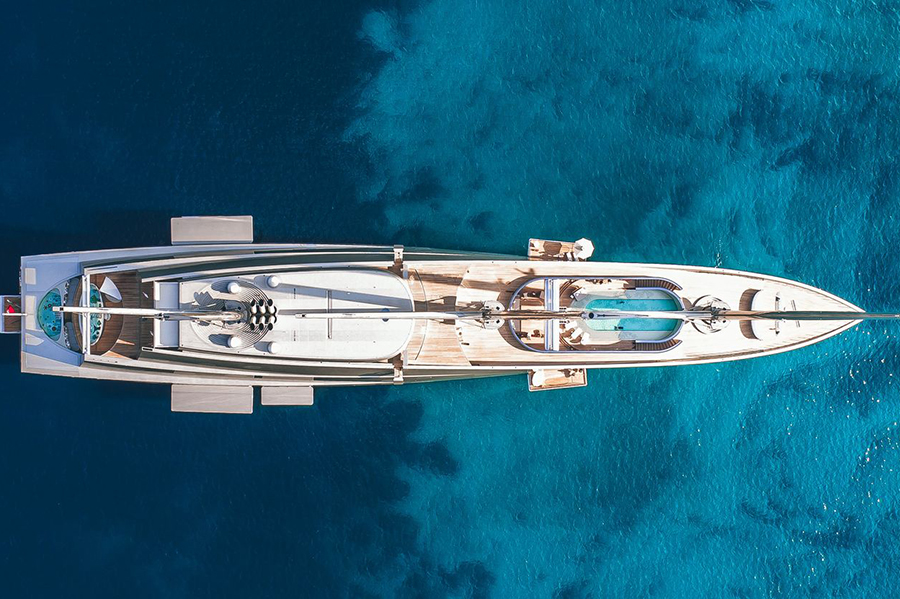 Camilla de masaje eléctrica profesional C.O.D.E. en el área wellness de un sailing yacht de lujo.