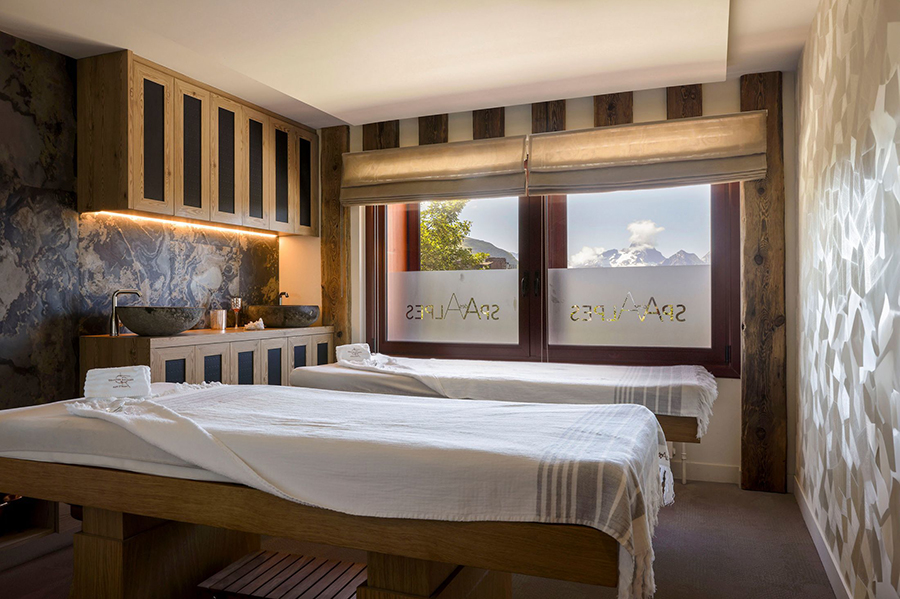 code-massage-table-hotel-spa-les-grandes-rousses-hotel-lalpe-dhuez-france-uk