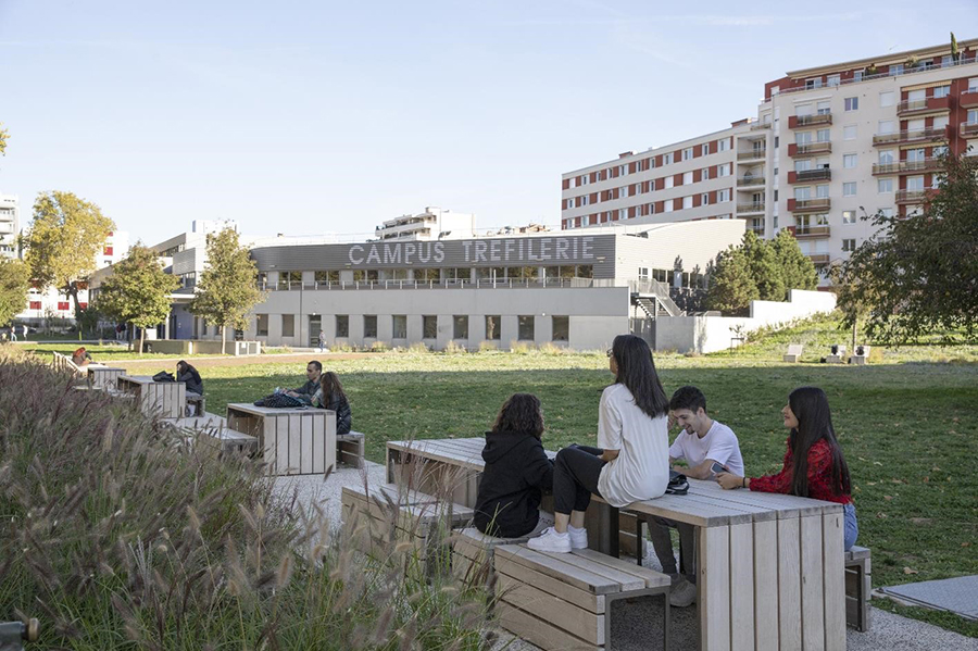 La Library Tréfilerie of Jean Monnet University ha elegido la chaise longue Dune de C.O.D.E. para sus espacios de relax.