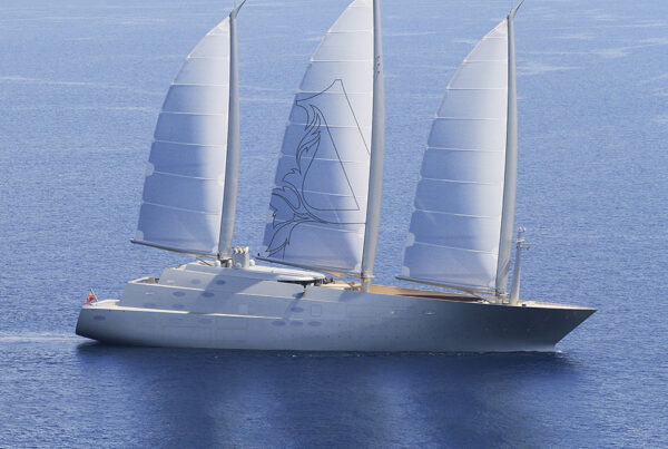 Camilla de masaje eléctrica profesional C.O.D.E. en el área wellness de un sailing yacht de lujo.