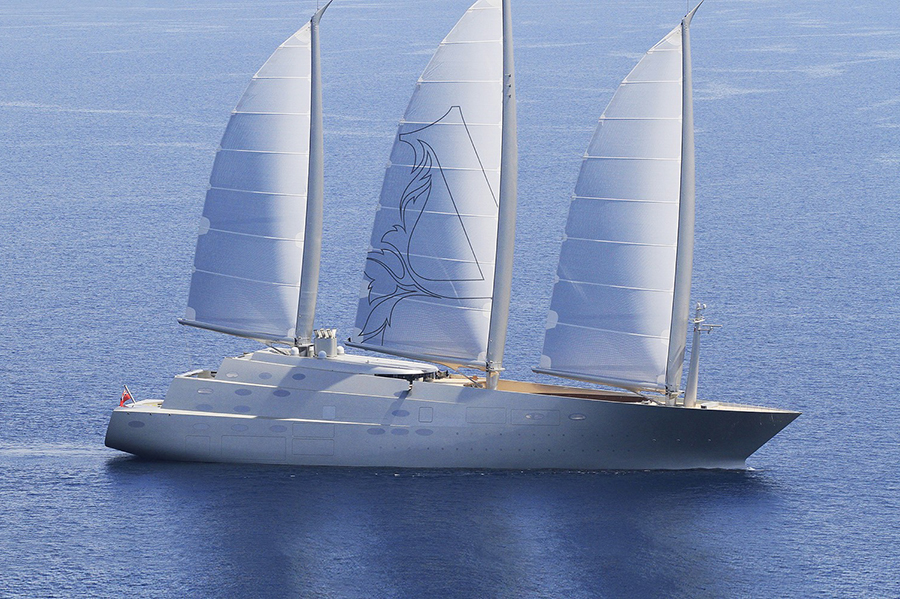 Camilla de masaje eléctrica profesional C.O.D.E. en el área wellness de un sailing yacht de lujo.